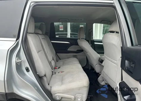 2019 Toyota Highlander Le z USA, uszkodzony, nr VIN 5TDBZRFH9KS945111